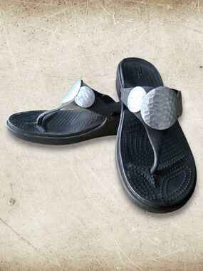 CROCS Black Thong Wedge Sandals with Silver Accent Ladies size 10 Cabincore